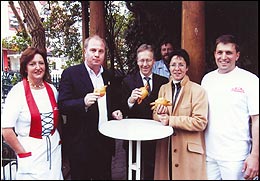 Der Vereins Manager des FC Bayern Münchens Uli Hoeneß lies sich in unseren Bratwurstgarten eine Kronacher Bratwurst schmecken.